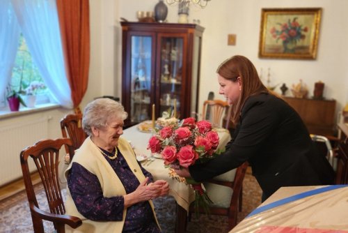 Pezydent Gdyni Aleksandra Kosiorek wręcza kwiaty Marii Frączak (fot. Dorota Patzer)