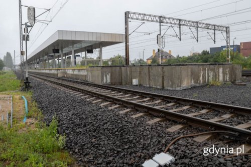 Peron na przystanku SKM Gdynia Grabówek, deszczowa pogoda, tory, widoczna piesza ścieżka na ziemi