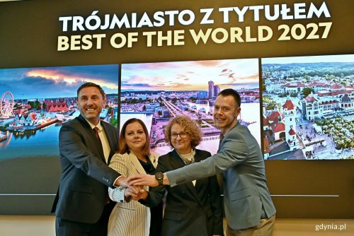 Od lewej: Piotr Borawski – zastępca prezydent Gdańska ds. mobilności i bezpieczeństwa, prezydent Gdyni Aleksandra Kosiorek, Magdalena Czarzyńska-Jachim – prezydentka Sopotu oraz Łukasz Załuski – redaktor naczelny „National Geographic Polska” podczas konferencji ws. przyznania Trójmiastu tytułu Best of the World 2027 (fot. Magdalena Czernek)