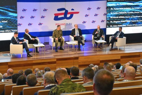 Na zdjęciu: uczestnicy pierwszego panelu dyskusyjnego dotyczącego ochrony infrastruktury krytycznej (fot. Magdalena Starnawska)