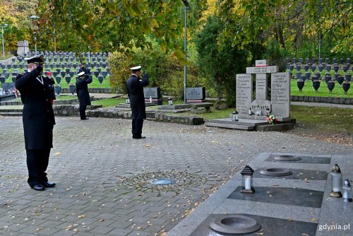 Przedstawiciele dowództwa Marynarki Wojennej RP oddający hołd obrońcom Wybrzeża oraz zasłużonym dowódcom i marynarzom na Cmentarzu Wojennym w Redłowie (fot. Magdalena Czernek) 