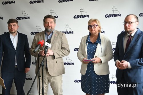 Od lewej: radny Gdyni, przewodniczący Komisji Kultury RMG Dominik Aziewicz; przewodniczący Rady Miasta Gdyni Tadeusz Szemiot; radna Gdyni, przewodnicząca Komisji Sportu RMG Teresa Bysewska oraz dyrektor zarządzający ds. kultury i aktywności mieszkańców Mariusz Bzdęga (fot. Jakub Winiewski) 
