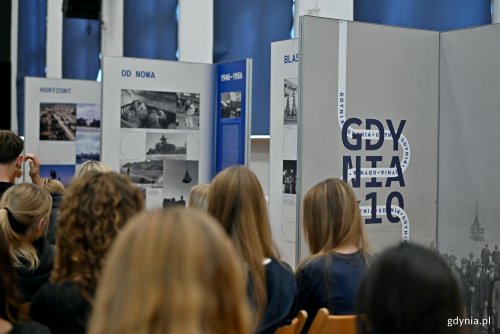 Wystawa „Gdynia x 10” zagościła w II Liceum Ogólnokształcącym w Gdyni (fot. Magdalena Czernek)