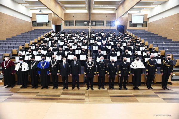 Podchorążowie z AMW z dyplomami ukończenia studiów