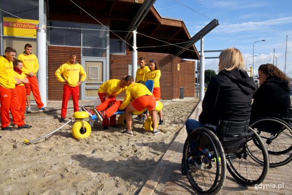 Na plażę wózkiem? Żaden problem, pomogą ratownicy 