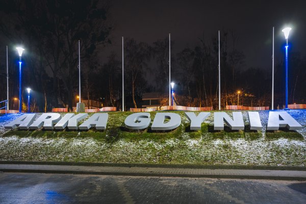 Skwer Arki Gdynia świeci na niebiesko