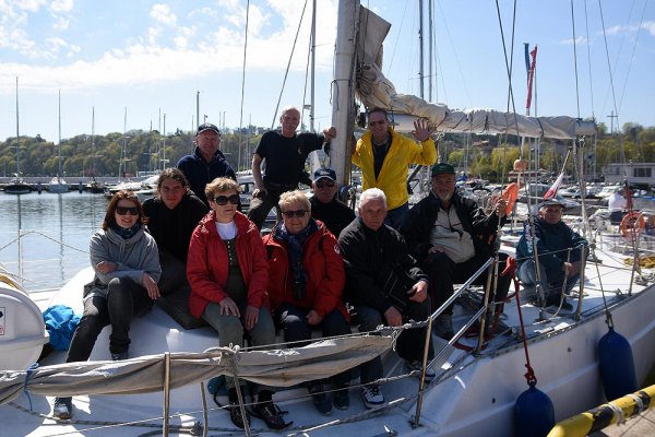 Gdyńscy Seniorzy proszeni na fale