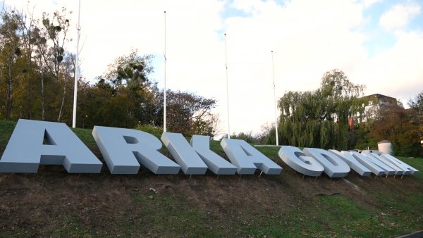 Zobacz jak „Arka Gdynia” stanęła na skwerze…