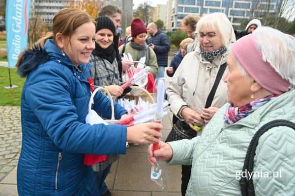 Biało-czerwone flagi trafiły do gdynian