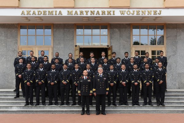 Dyplomy AMW dla studentów z Kuwejtu 