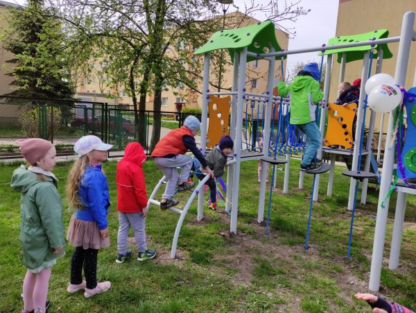 „Leśna Pętelka” ma odnowiony plac zabaw