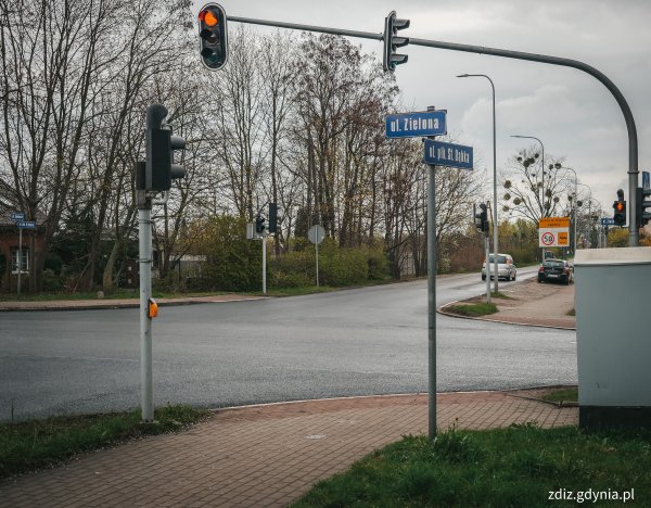 Skrzyżowanie ul. Płk. Dąbka i ul. Zielonej z nową nawierzchnią