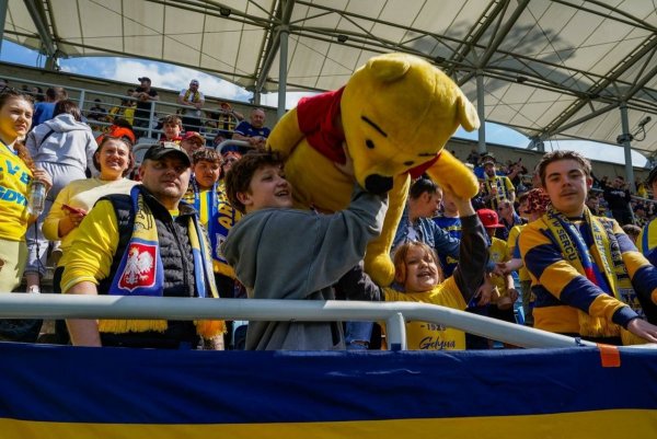 Deszcz pluszaków od kibiców Arki Gdynia