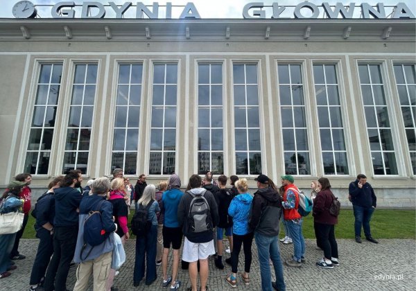 Spacer z architekturą. Festiwalowicze poznali modernistyczne Śródmieście Gdyni