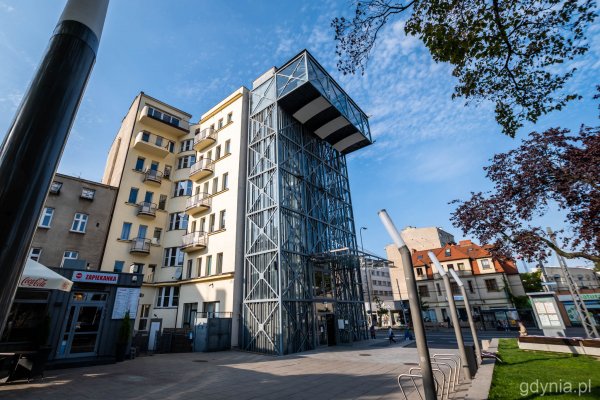 Demontaż wieży na rogu Świętojańskiej i 10 Lutego - przetarg