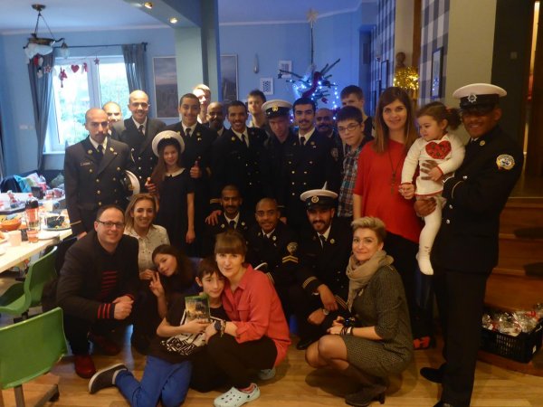 Mikołaje z Kuwejtu obdarowali dzieci na święta