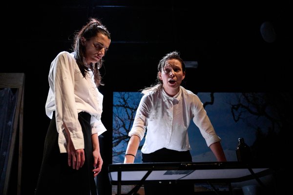 O budowaniu tożsamości, bólu i traumie – „O dwóch takich, co ukradli Księżyc” w Teatrze Miejskim