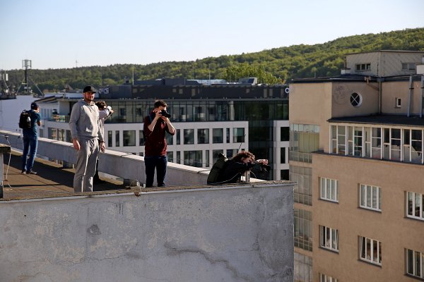 Z aparatem wśród architektury