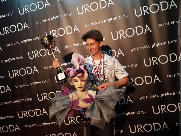 Wyczesany fryzjer zdobywa świat