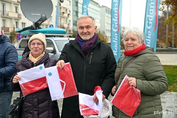 Biało-czerwone flagi w rękach gdynian