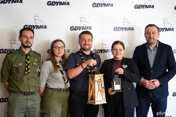 Betlejemskie Światło Pokoju rozświetliło gdyński ratusz