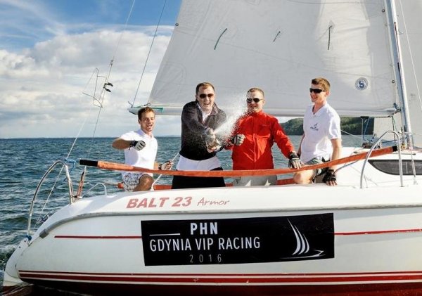 Liderzy polskiej gospodarki żeglują dla gdyńskiego hospicjum