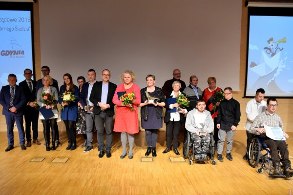 Śledzie i Wieloryb popłynęły do gdyńskich społeczników