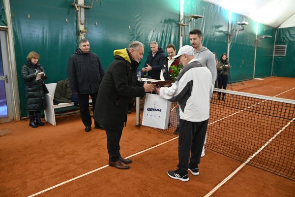 Skończył 100 lat i nadal gra w tenisa! 