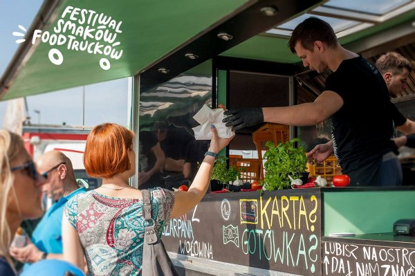 Festiwal Food Trucków z samolotami w tle