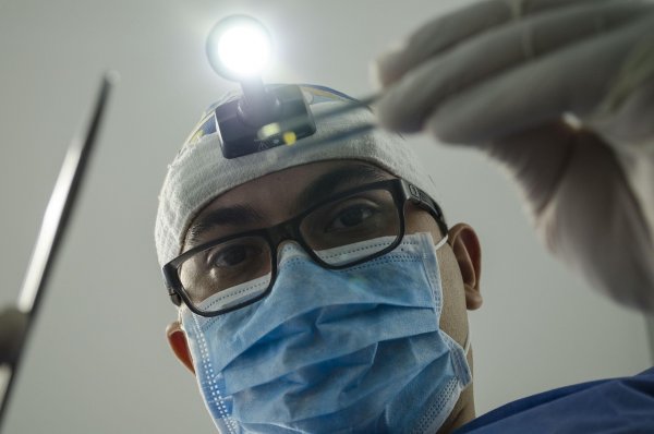 Operacja robotyczna zakończona sukcesem. Specjaliści z Gdyni usunęli guza przestrzeni przygardłowej