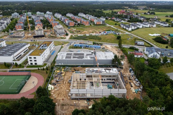 Budowa krytej pływalni na Chwarznie-Wiczlinie: ostatnie elementy stanu surowego