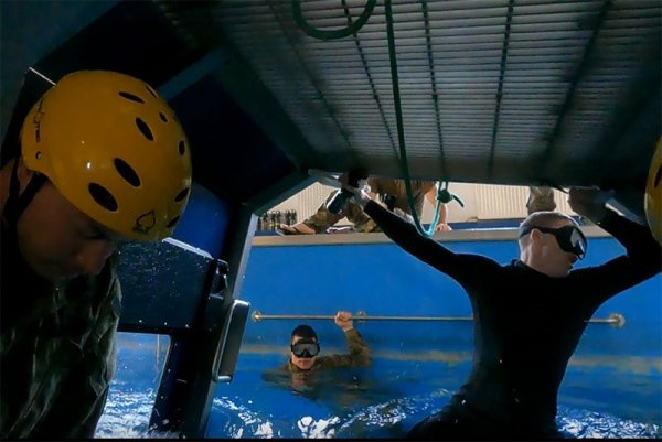 Jak wydostać się z tonącego podczas sztormu śmigłowca? 