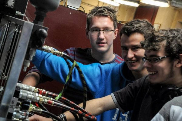 Ponad dwustu uczniów na wakacyjnych stażach i praktykach