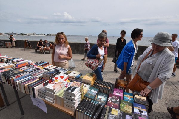 Bulwar, plaża, morze i…książki