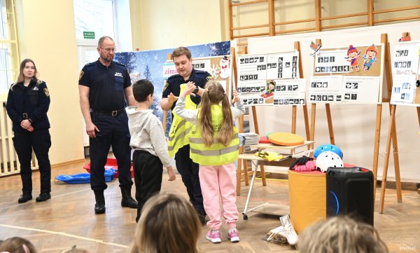 Bezpieczni na ferie. Strażnicy miejscy w gdyńskich szkołach i przedszkolach