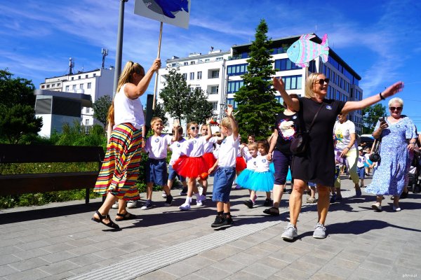 Przedszkolna parada w centrum miasta. „Bursztynowa Siódemka” wita kolejne dzieci