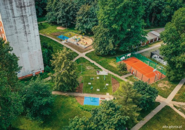 Cisowa: Ogród różany, plac zabaw i siłownia pod chmurką otwarte dla mieszkańców