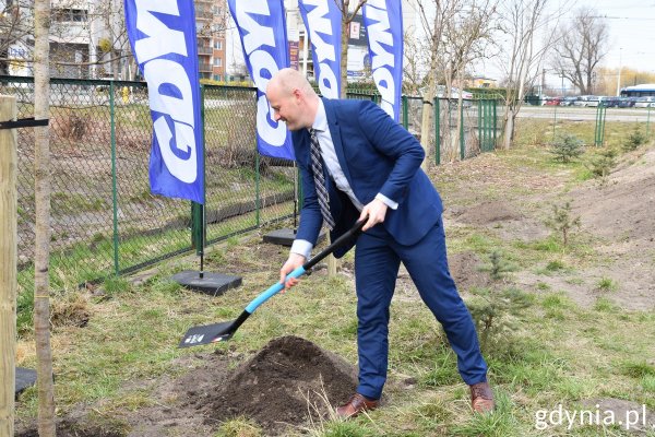 „Posadź drzewo” – uczniowie zazieleniają swoje otoczenie