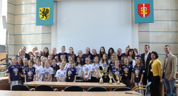 Młode wicemistrzynie Polski z wizytą w gdyńskim magistracie