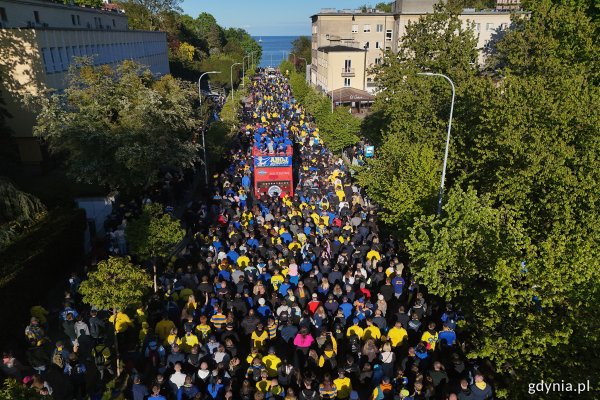 Arka po awansie – żółto-niebiescy przemierzyli ulice miasta