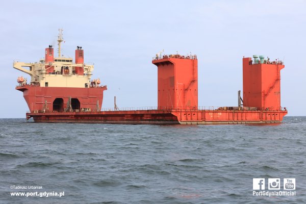 Niezwykły statek na gdyńskiej redzie 