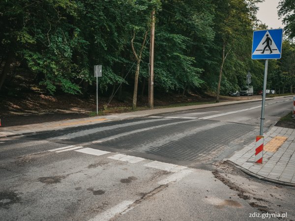 Wyniesione przejście dla pieszych przy Cmentarzu Witomińskim 