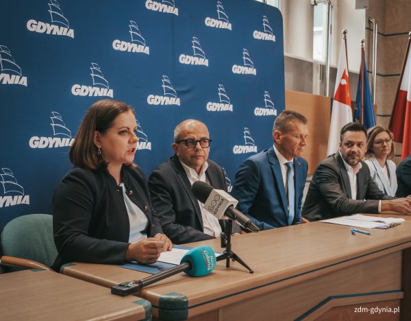 Podpisano umowy na budowę 260 nowych wiat przystankowych w Gdyni