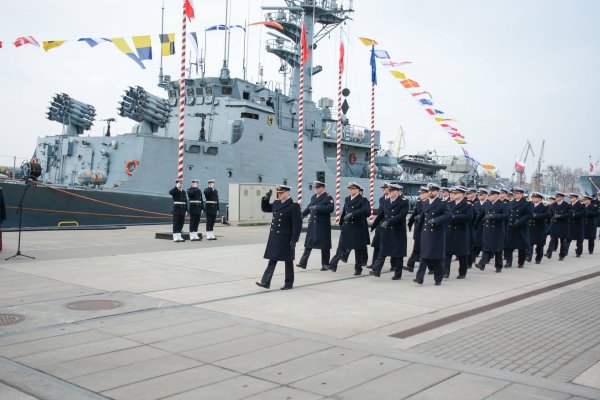 Logo, z którym Marynarce będzie do twarzy