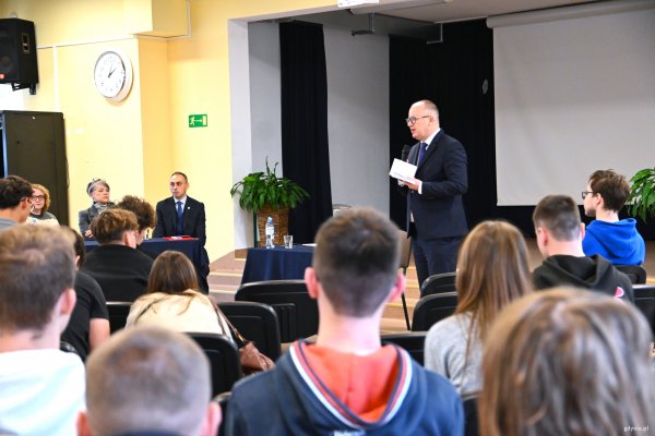 Lekcja demokracji w I ALO z senatorem Adamem Bodnarem