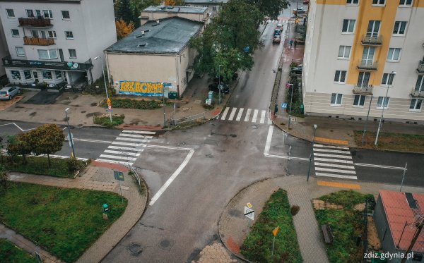 Grabówek: wyniesione przejścia i skrzyżowanie