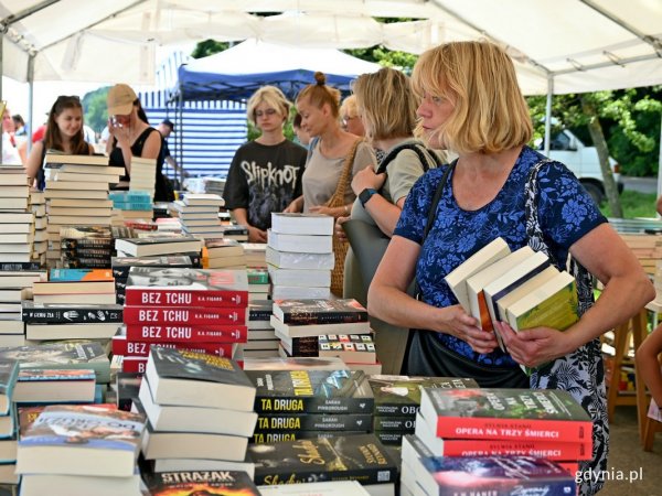 Bulwar wypełniony książkami. Literackie święto wystartowało
