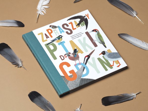 Ptasia książka czeka na półkach