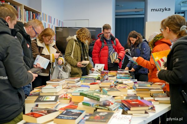 Książkowy kiermasz z sercem w Bibliotece Śródmieście
