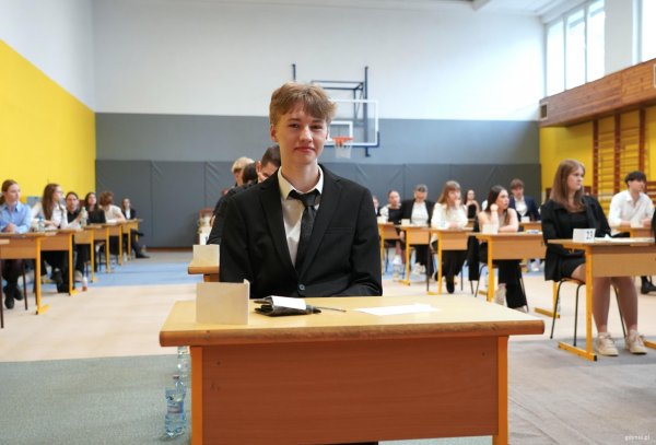 Gdyńskie maturzystki i gdyńscy maturzyści zasiedli do egzaminów. Połamania piór!